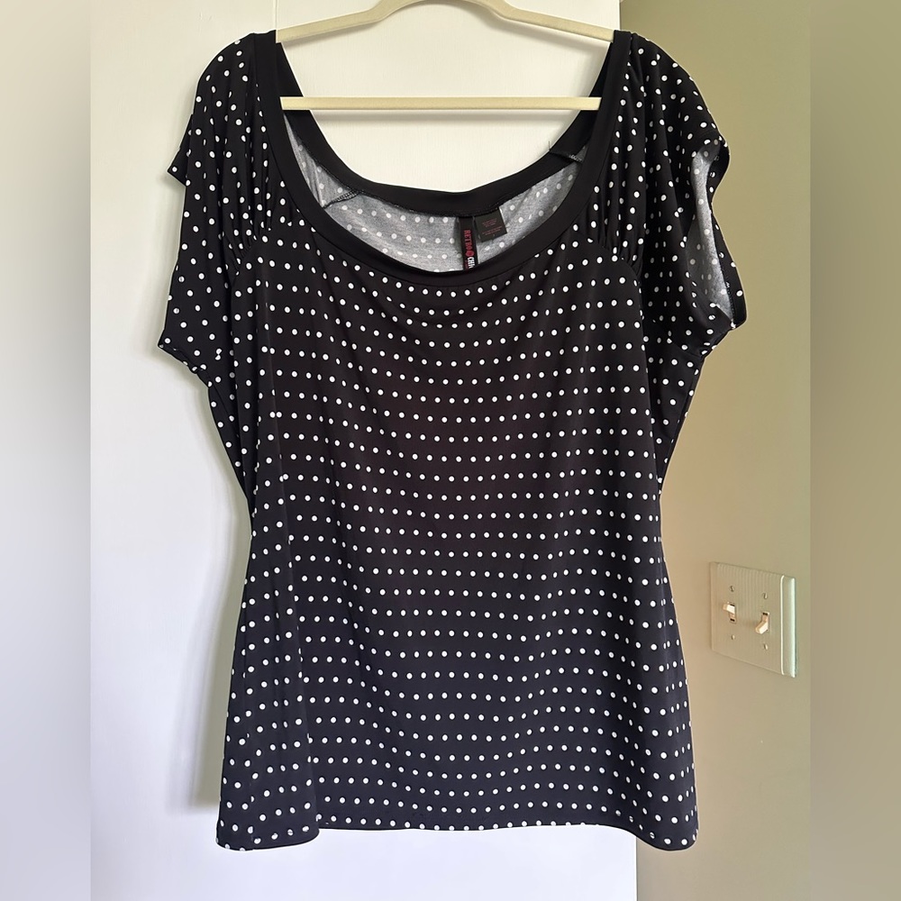 Retro chic 3xl black polka dot top